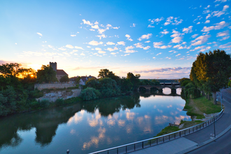 Blick über den Fluss zum Rathausburg in Lauffen am Neckar bei Sonnenuntergang. | © Ulrich Seidel | Stadtverwaltung Lauffen am Neckar
