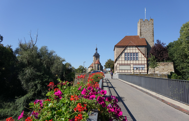 Brücke zur Rathausburg in Lauffen am Neckar mit Regiswindiskirche im Hintergrund | © Neckar-Zaber-Tourismus e.V.