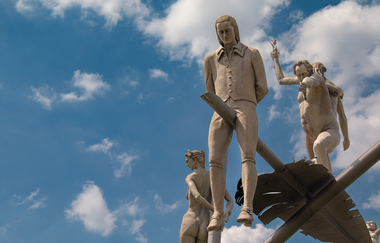 Blick auf das Kunstwerk "Hölderlin im Kreisverkehr“ bei Lauffen am Neckar. | © Stadt Lauffen am Neckar