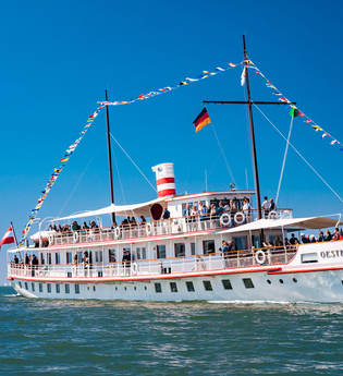 Art déco-Motorschiff Oesterreich
Oh, du Schöne.

Die Oesterreich ist bezaubernd, anmutig, charmant. Mit Leichtigkeit verführt sie ihre Gäste an Bord – seit 1928. Die klaren, schönen Linien, ganz im Stil der neuen Zeit und des Art déco, signalisieren Aufb | © Historische Schifffahrt Bodensee GmbH