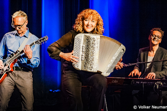 Drei Musiker auf der Bühne, einer mit Gitarre, einer mit Akkordeon, einer am Keyboard. | © Kultur- und Sportamt Stadt Bietigheim-Bissingen