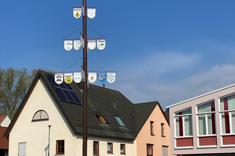 Maibaum vor dem Rathaus Zuzenhausen