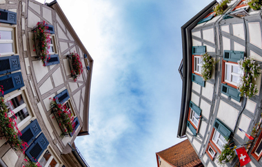 Fischaugenansicht von Fachwerkhäusern mit blauen Fensterläden und Blumenkästen in Besigheim. | © Stadt Besigheim