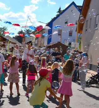 Kinder mit Seifenblasenkünstler
