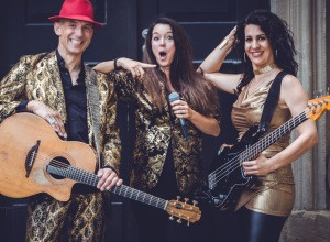 Drei Musiker von Moving Souls sind mit Ihren Instrumenten abgebildet und schauen in erstaunter Pose in die Kamera