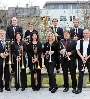 Das Foto zeigt die Musiker mit ihren Instrumenten