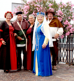 Gruppe der Burgführer in historischen Gewändern