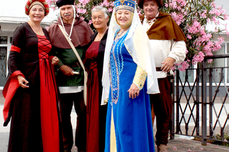 Gruppe der Burgführer in historischen Gewändern