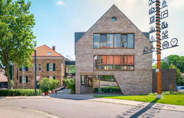 Rathaus Nordheim | Vorderansicht des Gebäudes bei Sonnenschein | © Gemeinde Nordheim