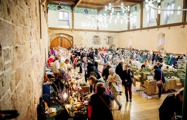 Blick auf die Ausstellung mit Besuchern beim Ostereiermarkt in der historischen Stadthalle Maulbronn | © Staatliche Schlösser und Gärten | Jürgen Franke  Fotografie