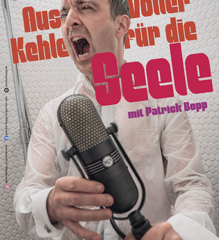 Ein Mann in nassem Hemd singt leidenschaftlich in ein Mikrofon unter der Dusche. | © C² CONCERTS GmbH