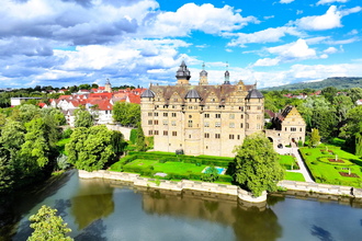 Das Schloss ist von einem Wassersee umgeben | © Touristikgemeinschaft Hohenlohe e. V. | Andi Schmid