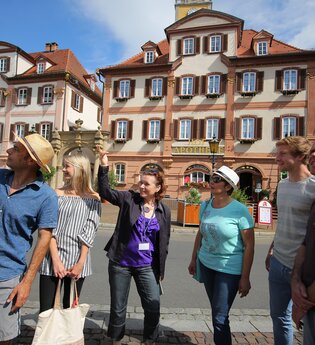 Eine Stadtführerin erklärt einer Gruppe die Sehenswürdigkeiten bei einer Führung. | © Stadtverwaltung Bad Mergentheim