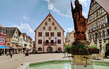 Der Marktplatz von Bad Mergentheim, mit dem Alten Rathaus im Hintergrund und dem Milchlingsbrunnen im Vordergrund. | © Tourist-Information Bad Mergentheim