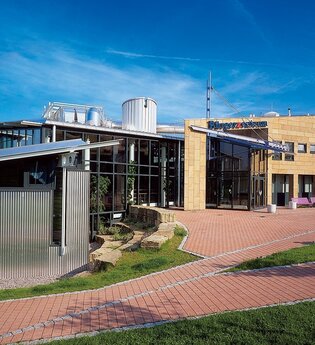 Auf dem Bild ist das Bürgerzentrum in Brackenheim zu sehen in seitlicher Ansicht von rechts | © Stadt Brackenheim | Clauda Fy