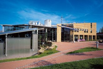 Auf dem Bild ist das Bürgerzentrum in Brackenheim zu sehen in seitlicher Ansicht von rechts | © Stadt Brackenheim | Clauda Fy
