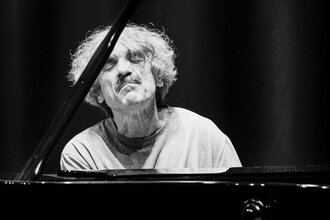 Ein Mann spielt konzentriert Klavier, seine Augen sind geschlossen. Das Bild ist in Schwarz-Weiß gehalten. | © Thomas Scheytt