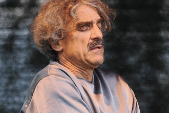 Ein Mann mit grauem Haar und Schnurrbart spielt konzentriert Klavier. | © Thomas Scheytt