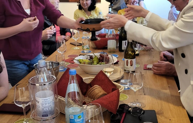 Das Foto zeigt Teilnehmende der Veranstaltung beim Ausprobieren der Trinkschalen.