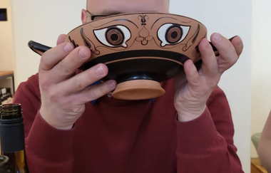 Ein Teilnehmer trinkt aus einer griechischen Trinkschale