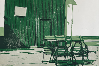 Der Linoldruck zeigt vor einem Hoftor einen Tisch mit angelehnten Gartenstühlen | © 13 Reben Bio-Weingut