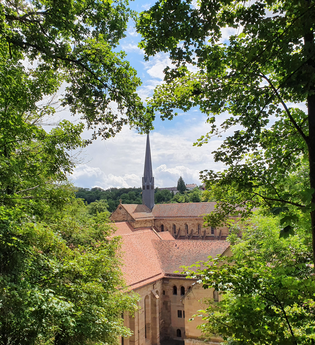 Vom Mittelalter ins 20. Jahrhundert – Kloster Maulbronn und Oldtimermuseum | © Stadt Maulbronn