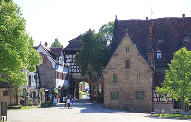 Vom Mittelalter ins 20. Jahrhundert – Kloster Maulbronn und Oldtimermuseum | © Stadt Maulbronn