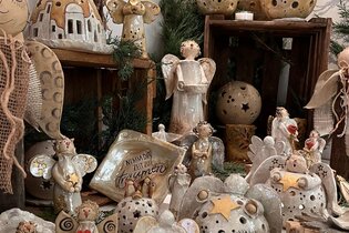 Ausstellung handgefertigter Tonfiguren wie z.B. Engel, Häusschen und Schälchen | © Stadt Bad Mergentheim
