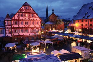 Blick auf die Weihnachtsmarktstände im Klosterhof | © Stadt Maulbronn