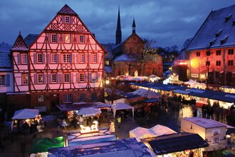 Blick auf die Weihnachtsmarktstände im Klosterhof | © Stadt Maulbronn
