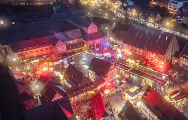 Blick von oben auf den Weihnachtsmarkt Maulbronn mit stimmungsvoller Beleuchtung | © Stadt Maulbronn