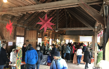 Kunsthandwerk in der Scheune beim Weihnachtszaubermarkt auf dem Weingut | © Weingut Vincon-Zerrer