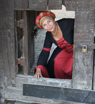 Burgfrau in historischen Gewand