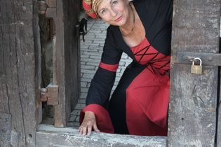 Burgfrau in historischen Gewand
