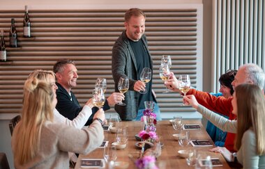 Weintafel mit Herr von Ribbeck | Weingut Bauer | © Anna Ziegler | Weingut Alexander Bauer