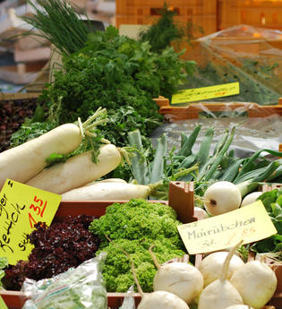 Gemüsestand auf dem Wochenmarkt