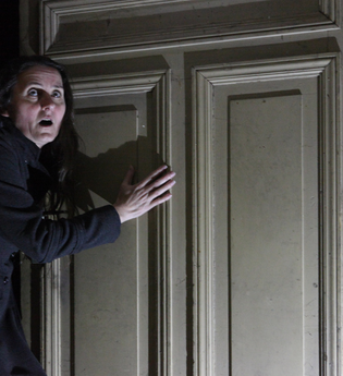 Das Grauen hinter der grauen Tür