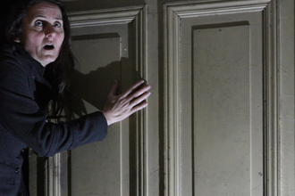 Das Grauen hinter der grauen Tür