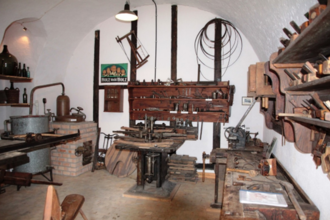 Hier geht es zur Sache – Handwerksmuseen in Gochsheim,  Küferei- und Brennereiführung | © Stadt Kraichtal