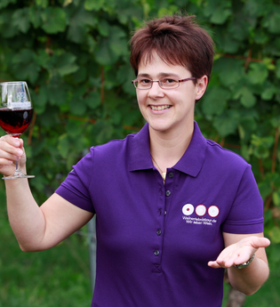 Carmen Blatt mit einem Weinglas in der Hand | © Markus Berroth | Weingut Matthias Blatt