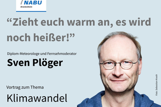 Sven Plöger ist neben dem Schriftzug "zieht euch warm an, es wird noch heißer - Vortrag zum Thema Klimawandel" zu sehen