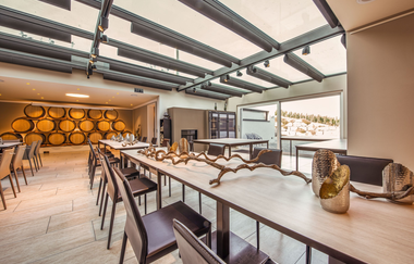 Blick in den Probierraum des Weinguts Eberbach-Schäfer mit einer langen Tafel. | © Privatweingut Eberbach-Schäfer