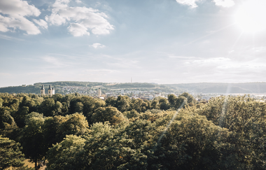 Oberhalb der Baumkronen hat man einen Blick auf Bad Mergentheim (Luftaufnahme) | © Kurverwaltung Bad Mergentheim