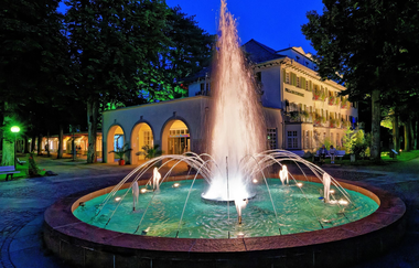 Eine große Fontäne sprüht bei Dämmerung  in bestimmten Formationen Wasser in die Luft. | © Holger Schmitt