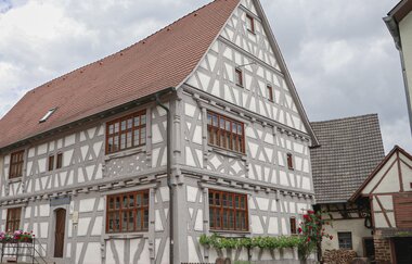 Außenaufnahme eines historischen Fachwerkgebäudes mit Blumenkästen | © Gemeinde Epfenbach
