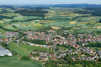 Luftbild Helmstadt inmitten von Wäldern und Wiesen | © Gemeinde Helmstadt
