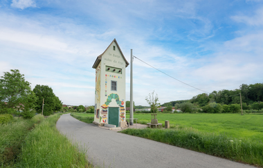 Altes Trafohäuschen am Feldrand, das als Bücherturm der Gemeinde genutzt wird | © Gemeinde Helmstadt