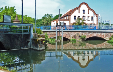 E-Werk am Fluss mit Brücke