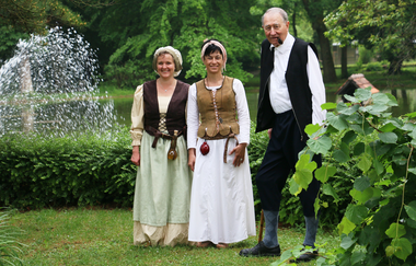 Drei Personen in mittelalterlichen Gewändern vor einem Brunnen | © Stadt Neckarbischofsheim