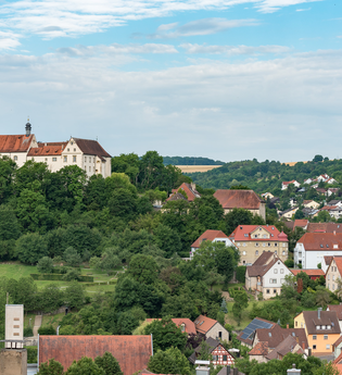 Blick auf das Schloss Haltenbergstetten und die Stadt Niederstetten. | © Stadt Niederstetten